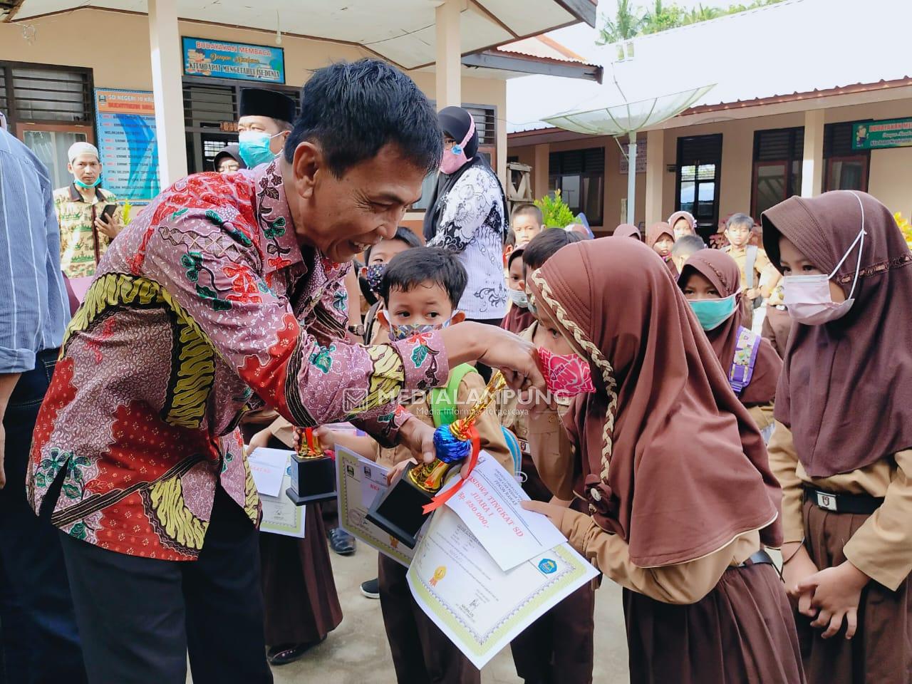 Pekon Rawas Beri Tali Asih Untuk Siswa Berprestasi