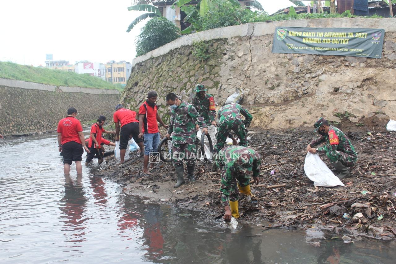 Koramil Bersama Masyarakat Grebek Sungai dan Bersihkan Lingkungan