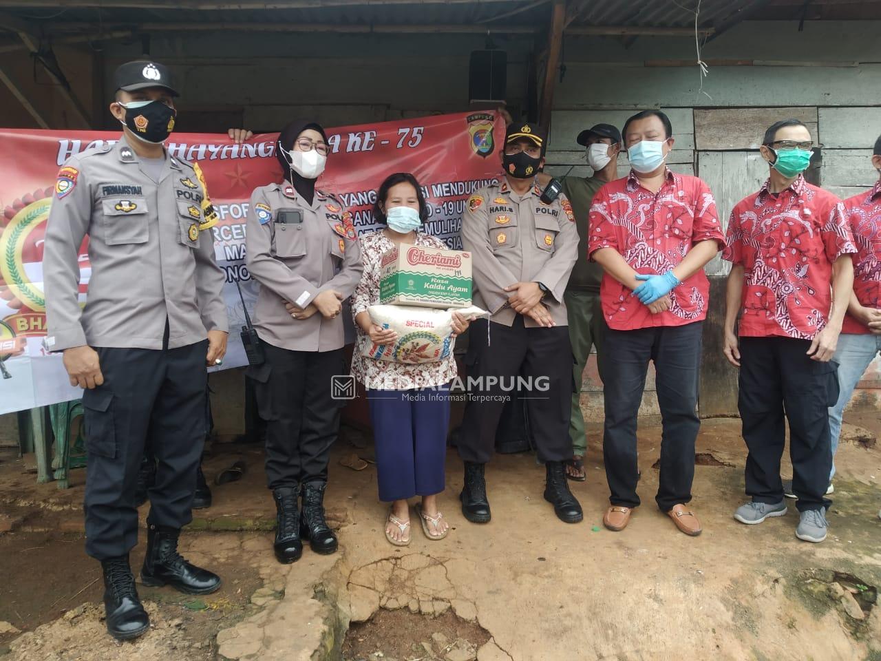 Bersama PSMTI, Polsek TbS Bagikan Paket Sembako