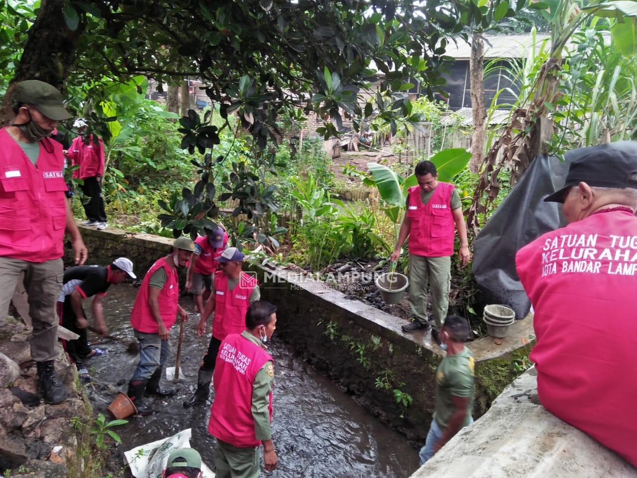 Ciptakan Lingkungan Bersih, Kelurahan Sepangjaya Grebek Sungai