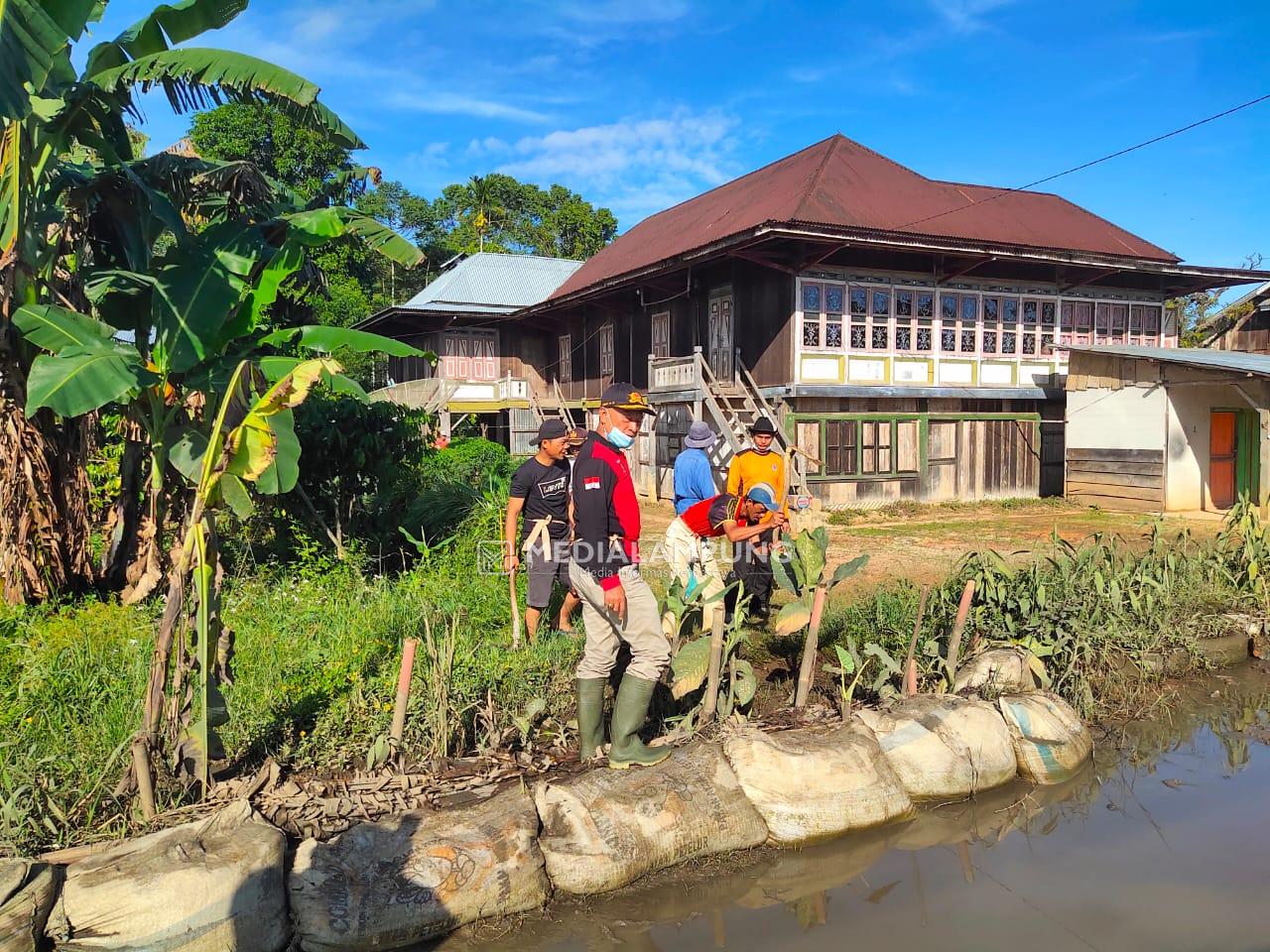 Atasi Genangan Air Dijalan Nasional, Camat Batuketulis Pimpin Gotong Royong 