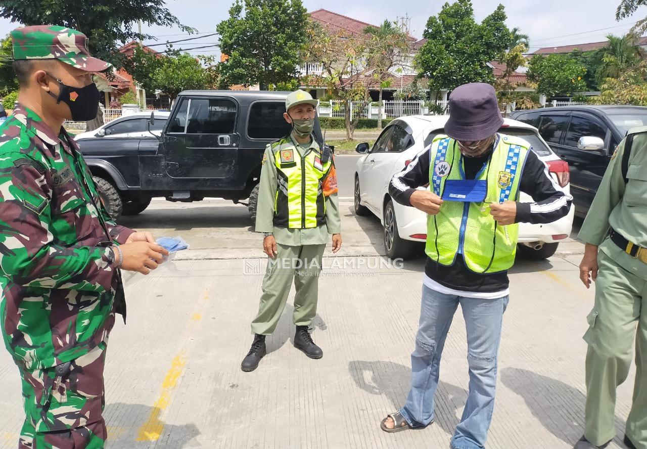 Babinsa Koramil Kedaton Imbau Masyarakat Binaan Patuhi Prokes