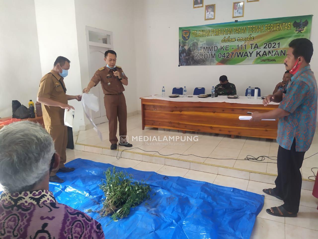 Satgas TMMD ke-111 Kodim 0427 Gelar Pelatihan Pembuatan Pakan Fermentasi