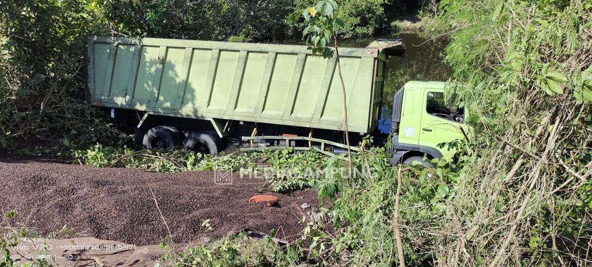 Hindari Tabrakan, Fuso Muatan Karnel Terperosok di Jalinbar
