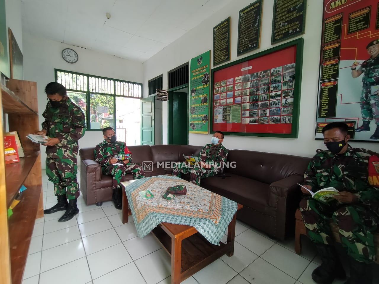 Danramil Kedaton Bersama Personel Laksanakan Program Satu Jam Membaca