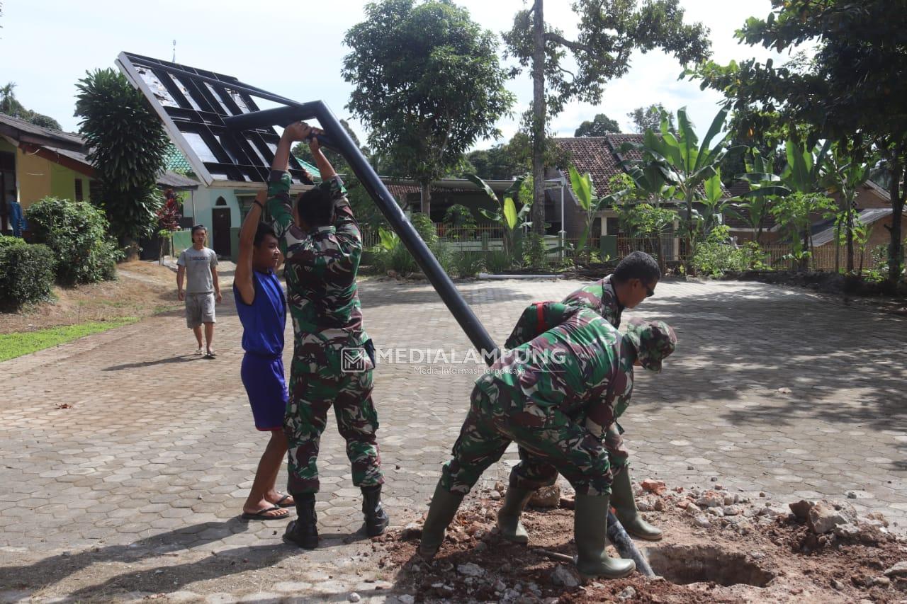 Personel Kodim 0410 Rehab Lapangan SDN di Telukbetung Barat