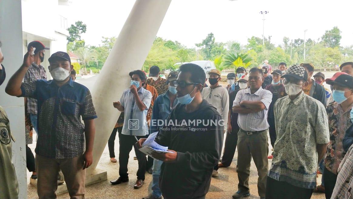 Hasil Pilkakam Tak Kunjung Keluar, Puluhan Warga Bukit Batu Dayangi Setdakab Waykanan