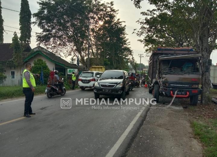 Dua Truk Bertabrakan di Pringsewu, Sopir Hanya Luka Ringan