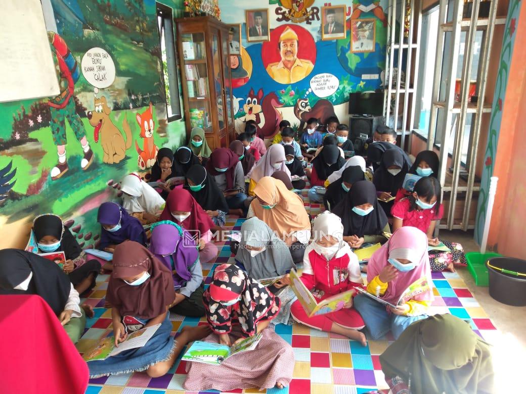 Perpustakaan Pekon Tugumulya Jadi Solusi Belajar dan Bermain Semasa Libur Sekolah 