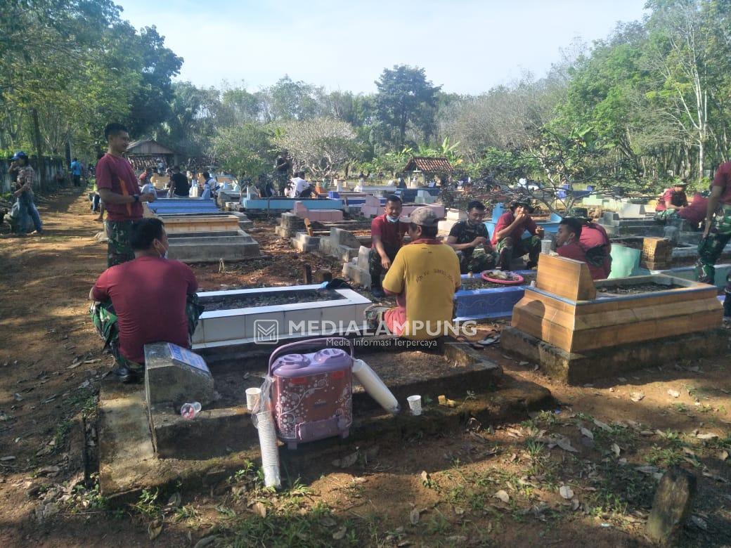 Bersama TNI, Warga Kampung Way Tuba Gotong Royong Bersihkan Pemakaman Umum