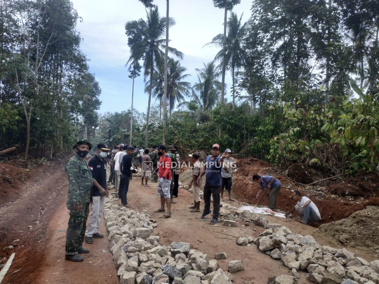 Karya Bakti TNI, Kodim 0424 Buka Akses Jalan Sepanjang 1.300 Meter