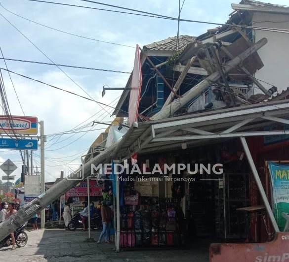 Tiang Listrik PLN Roboh Timpah Ruko di Pasarliwa 