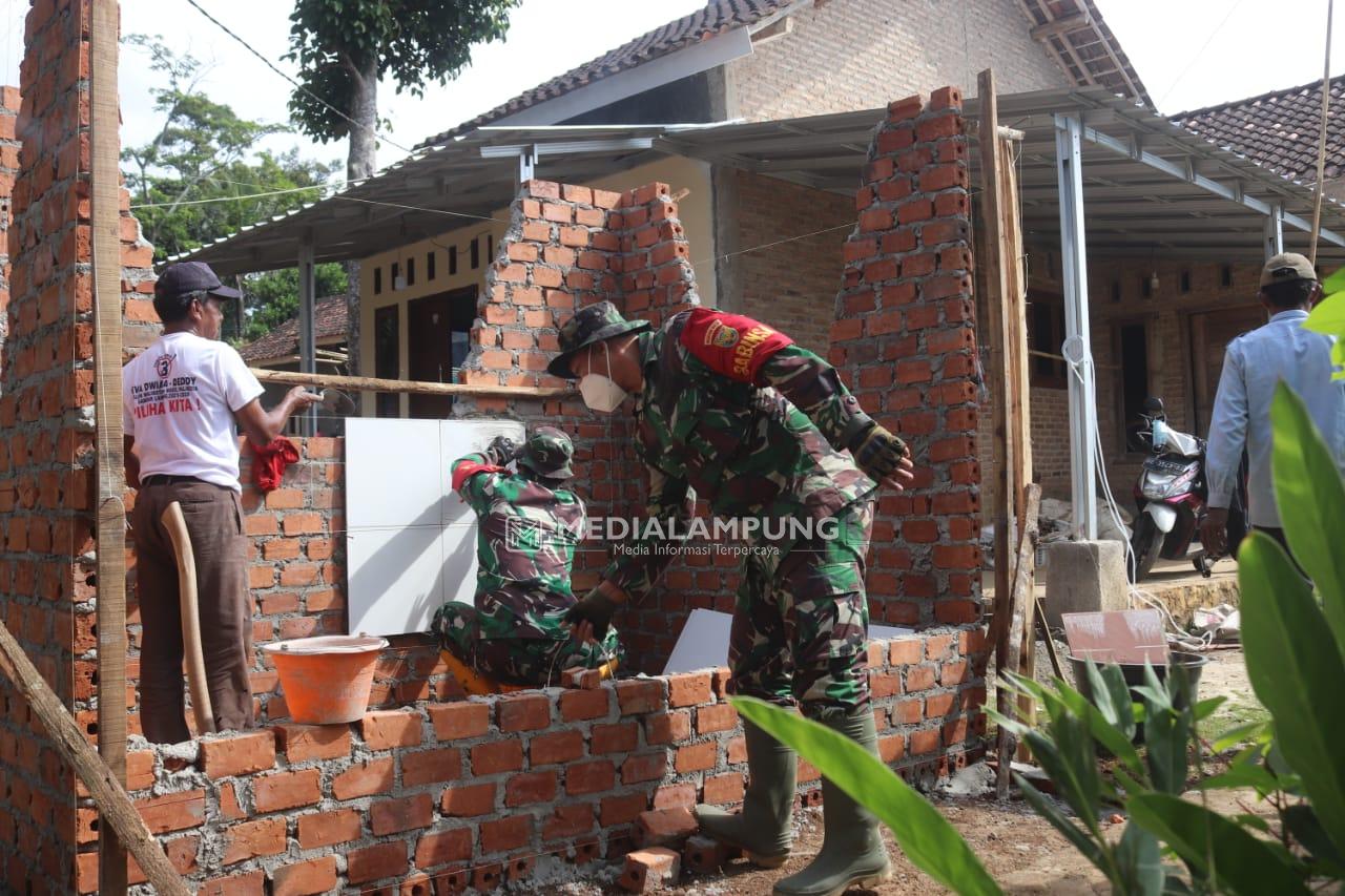 Karya Bakti Kodim 0410/KBL, Bangun Pos Kamling di Kampung Citiis