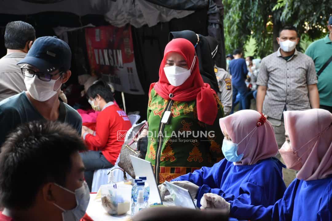 Bunda Eva Tinjau Pelaksanaan Vaksinasi dalam Rangkaian HUT Bhayangkara
