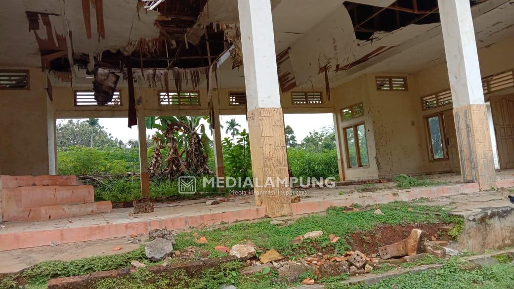 Usulan Perbaikan Tak Pernah Direspon, Plafon Aula Kecamatan Akhirnya Ambrol