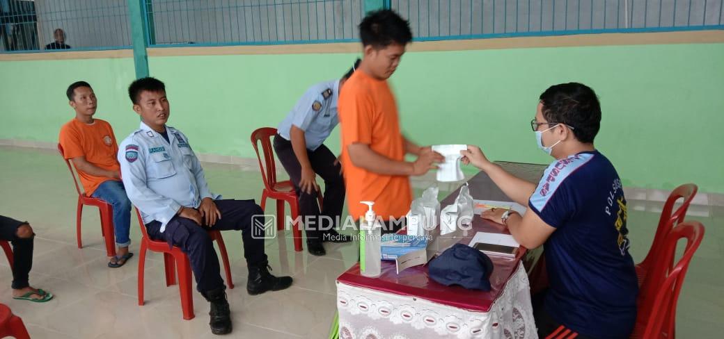 Seluruh Pegawai dan WBP Rutan Krui Jalani Tes Urine