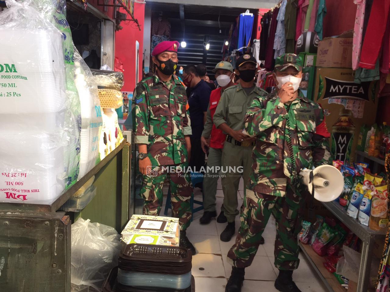 Babinsa Koramil Terapkan Prokes di Pasar Wayhalim