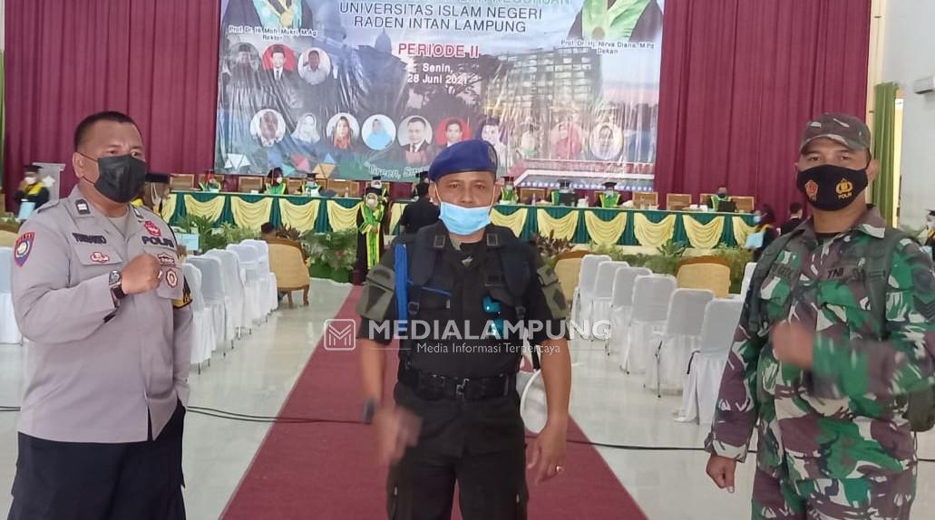 Babinsa-Bhabinkamtibmas Monitor Pelaksanaan Yudisium di UIN Lampung