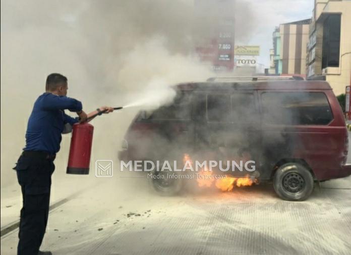 Mobil Carry Ludes Terbakar di SPBU Antasari 