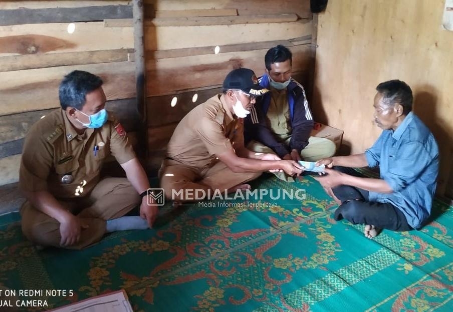 Pekon Trimulyo Bagikan BLT-DD Secara Door To Door Sembari Perkenalkan Perawat Pekon 