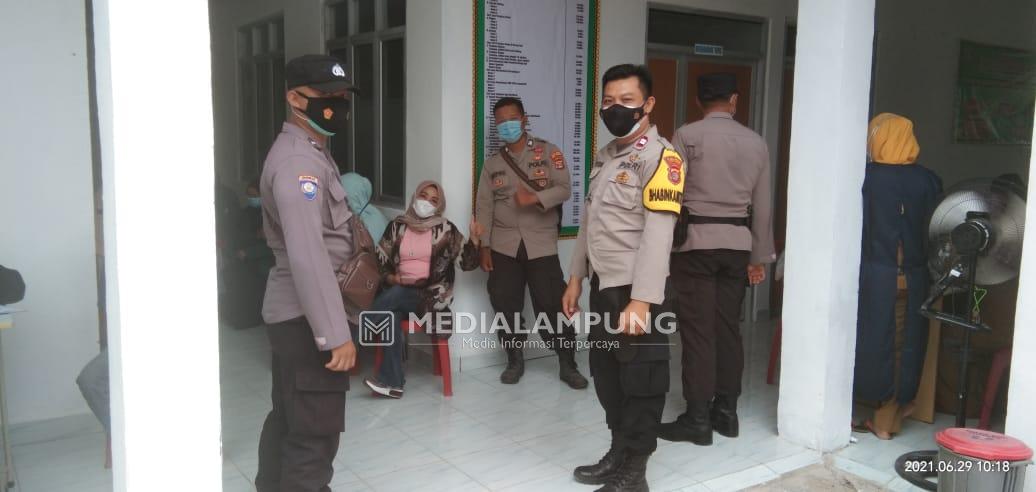 Jelang HUT Bhayangkara, TNI-POLRI di Waykanan Gelar Vaksinasi Massal di Negeri Besar