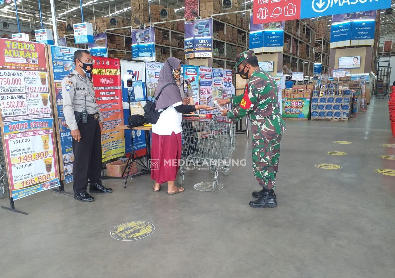 Babinsa Koramil Kedaton Beri Imbauan Prokes di Indogrosir