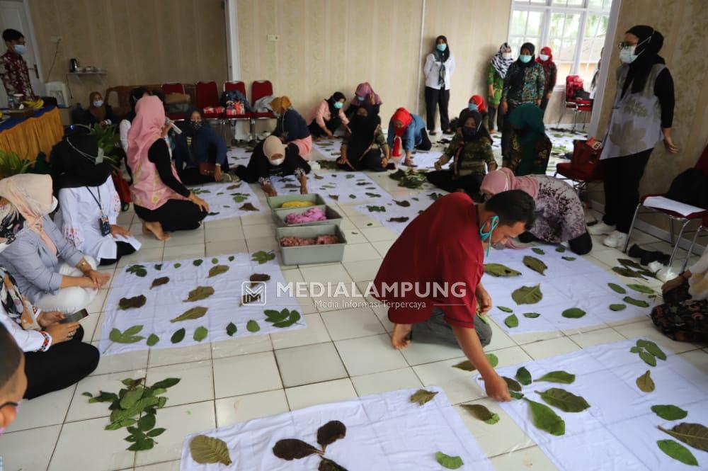 Dekranasda Gandeng Bank Lampung Beri Pelatihan Ecoprint Terhadap Pelaku Usaha