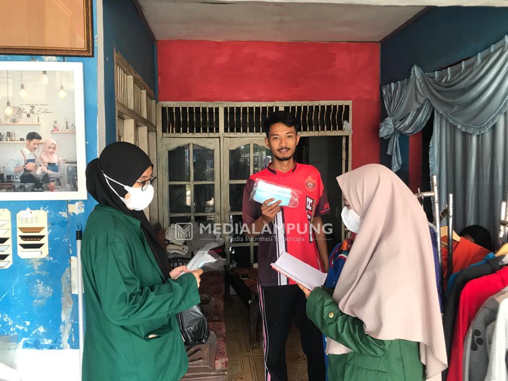 Bersama Perangkat Pekon Puralaksana, Mahasiswa KKN UIN Bagikan Masker