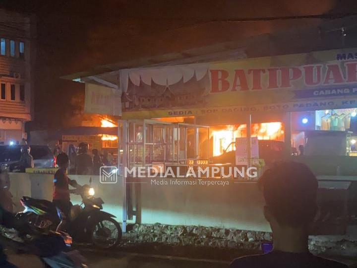 Kebakaran di Tiga Lokasi, BPBD Bandarlampung Turunkan 5 Unit Mobil Damkar