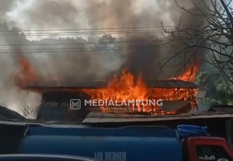 Tiga Rumah di Kelurahan Karang Maritim Dilalap Si Jago Merah