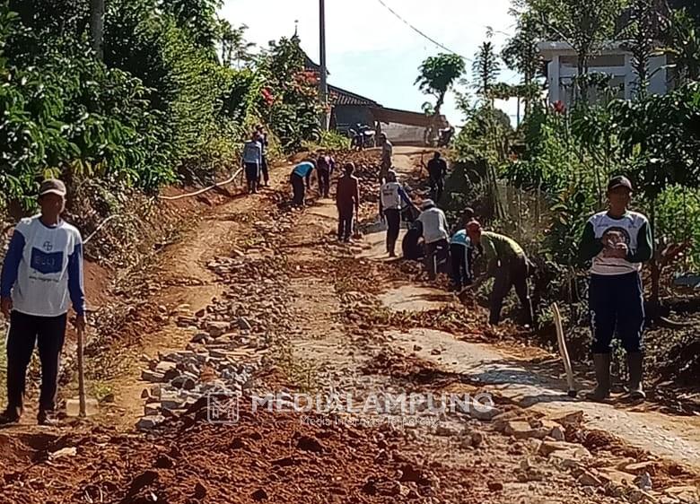 Perbaiki Jalan Kabupaten, Warga Mabarjaya Pekon Sukaraja Minta Pemkab Berikan Pembangunan