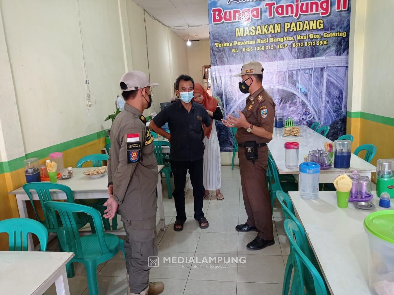 Satpol PP Pesbar Lakukan Penertiban PPKM di Titik Keramaian