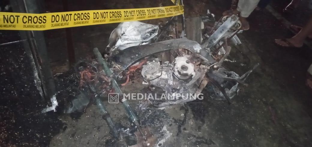 Dua Unit Motor di Dalam Gudang Springbed Ludes Terbakar