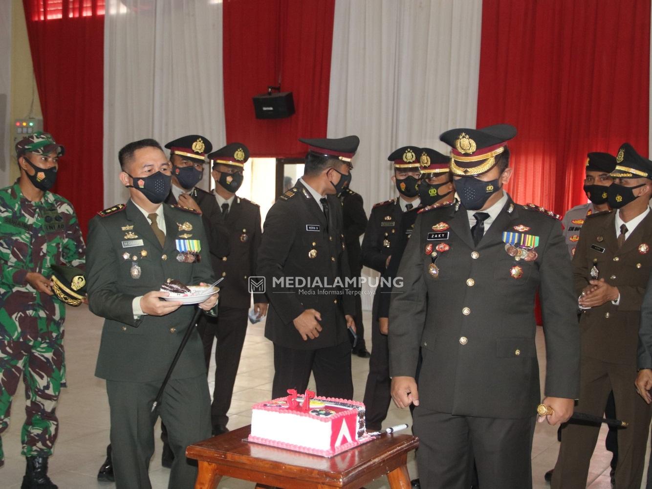 Rayakan HUT Bhayangkara, Dandim 0429 Sambangi Polres Lamtim