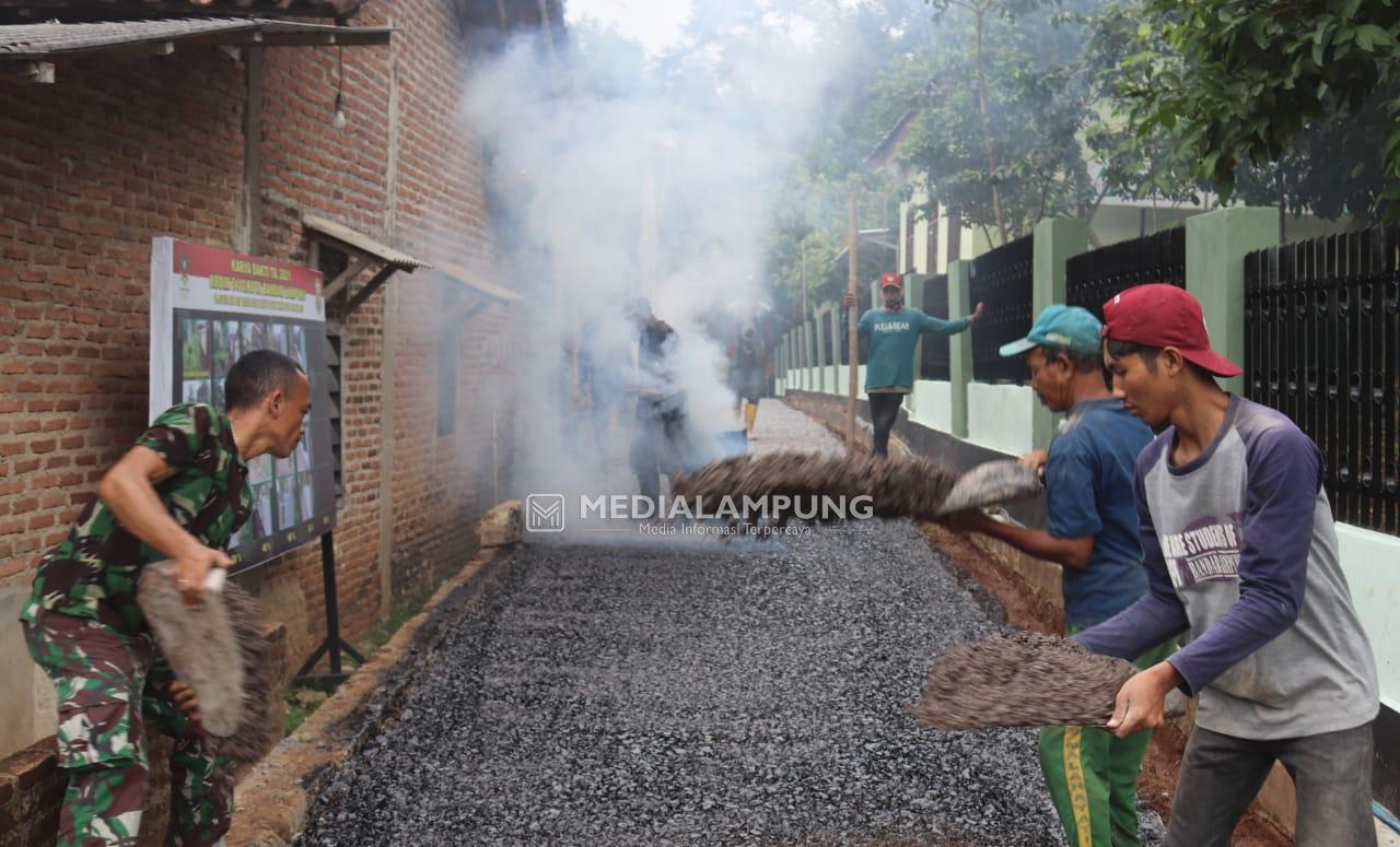 Kodim 0410 Mengaspal Jalan Warga Batuputuk Dalam Rangka Program Karya Bakti 