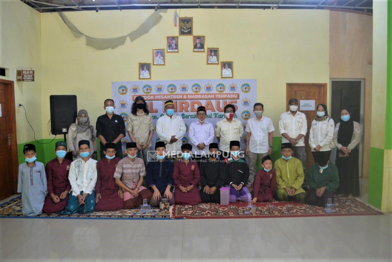 HUT ke-6, Radar Lampung Online Baksos ke Ponpes Al Firdaus