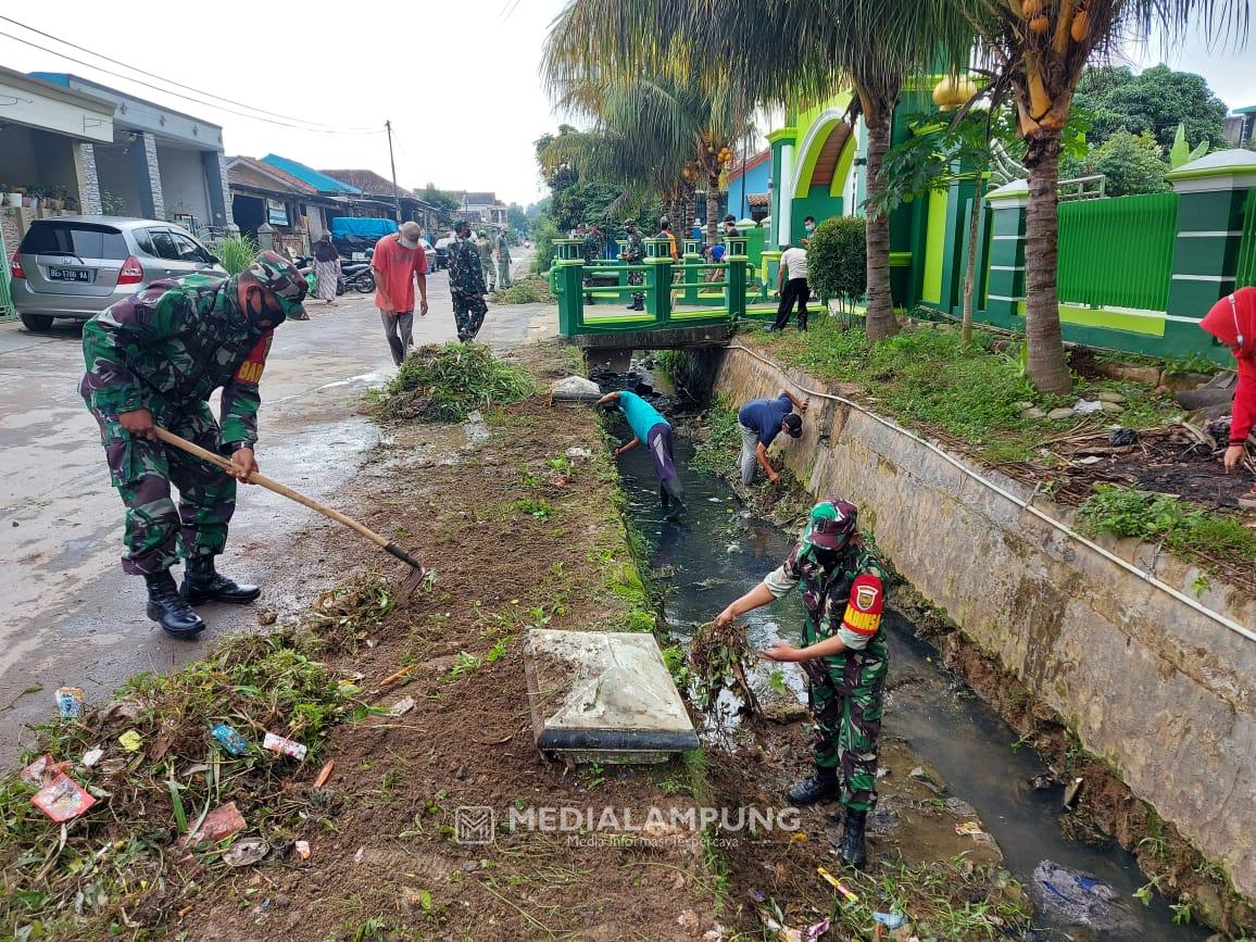 Wadanramil 410-01 Pimpin Kegiatan Bersih-bersih Lingkungan