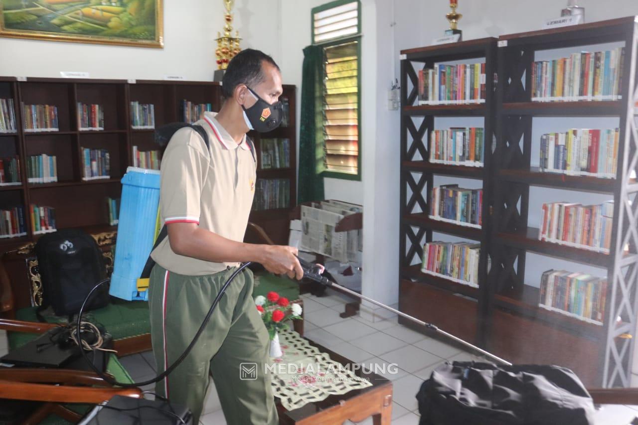 Personel TNI Semprotkan Cairan Desinfektan di Makodim 0410