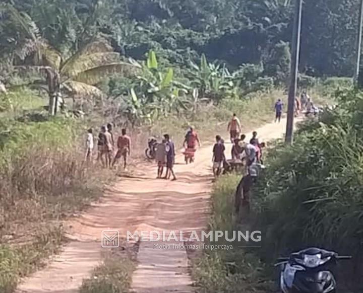 Warga Kampung Gedung Menong Perbaiki Jalan yang Dipenuhi Lubang