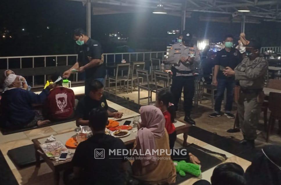 Cegah Covid-19, Personil Gabungan Gelar Operasi Disiplin Prokes di Lapangan Bandar Sribawono