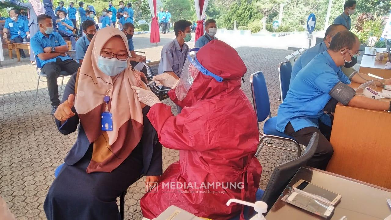 Eva Dwiana Tinjau Vaksinasi Pegawai PDAM Way Rilau