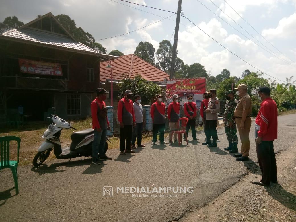 Kapolsek-Danramil Tinjau Posko PPKM Mikro di Pekon Sukabumi