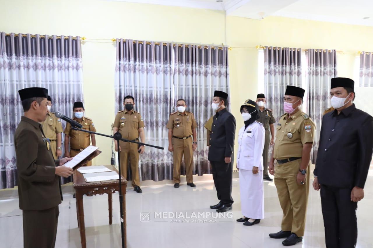 Lingga Lantik Empat Pejabat Eselon II dan III