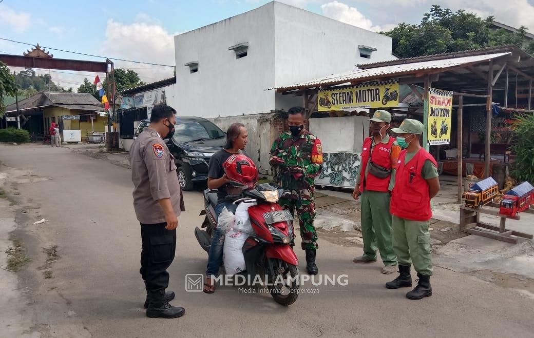 Babinsa Koramil Kedaton Lakukan Penerapan Prokes di Wilayah Binaan