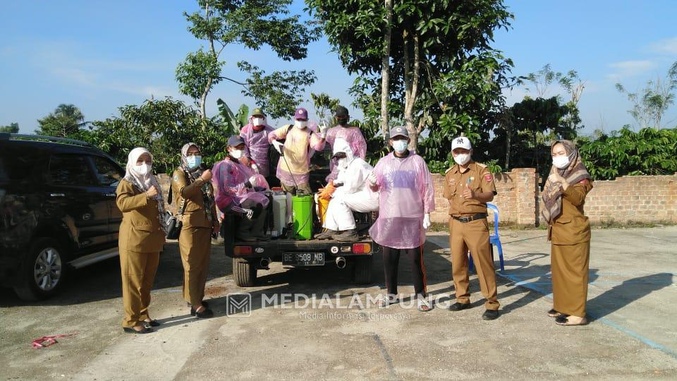 Positif Covid-19 Pekon Ciptamulya Terus Bertambah, Satgas Gabungan Lakukan Penyemprotan