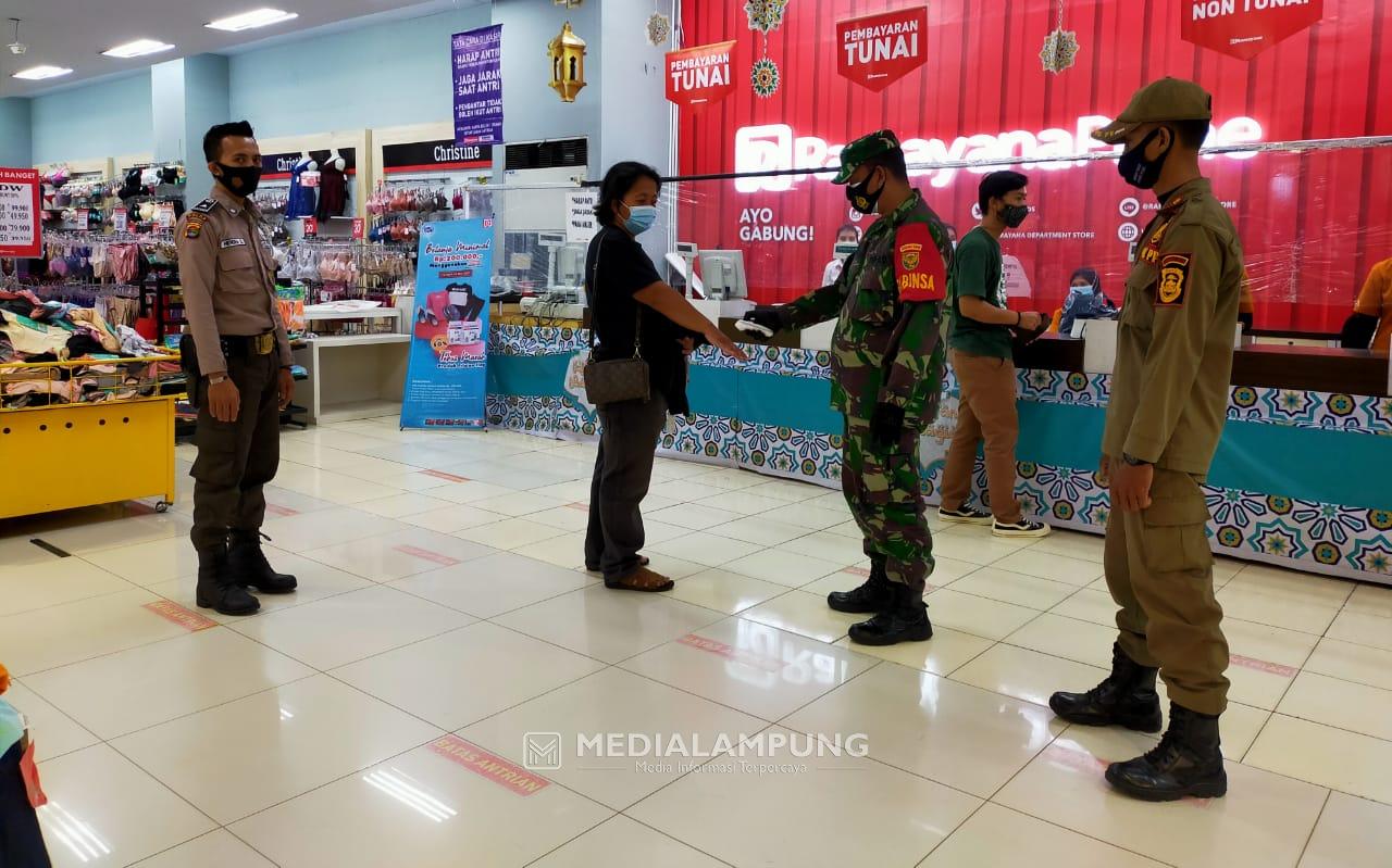 Personil Kodim 0410 Tegakkan Disiplin Prokes di Mall Ciplaz