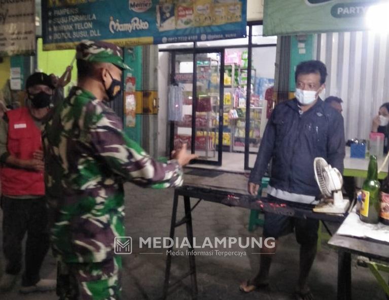 Babinsa Koramil 410-05 Berikan Himbauan Prokes di Kelurahan Gedong Air