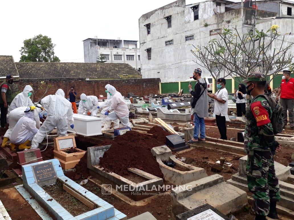 Babinsa Koramil 410-05/TKP Monitor Pemakaman Jenazah di Wilayah Binaannya