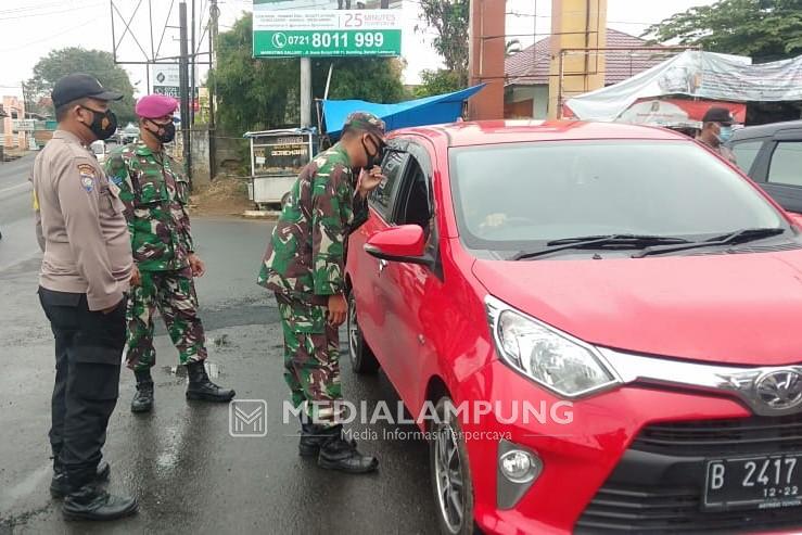 Personel Kodim 0410/KBL Lakukan Penyekatan Kendaraan Dari Luar Lampung