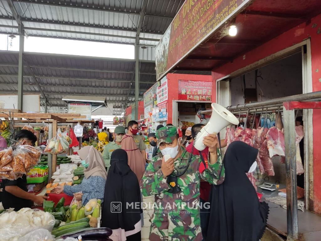 Babinsa Bersama Satgas Covid Beri Imbauan Prokes di Pasar Wayhalim